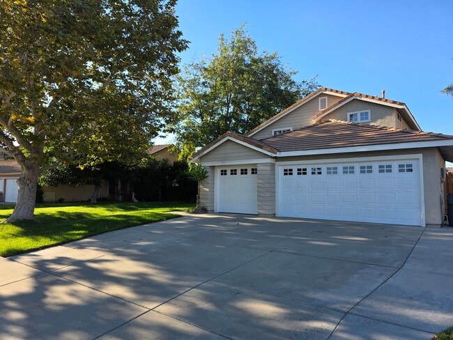 Building Photo - 4 Bedroom Home in Paloma del Sol. Fresh Pa...