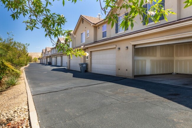 Building Photo - 3 bedroom, 2.5 bathroom St. George Home