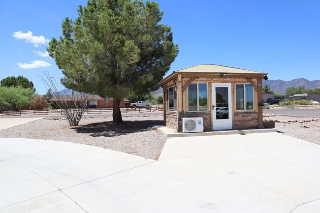 Building Photo - A Backyard Lover's Dream!!!