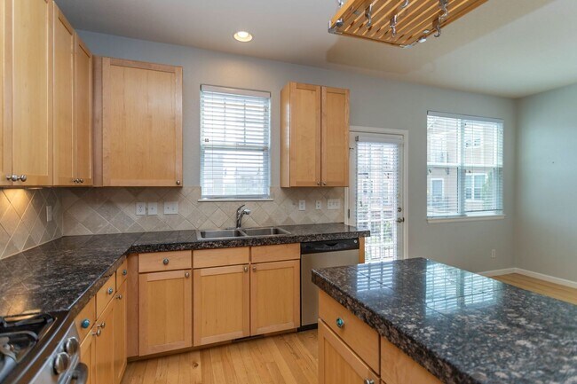 Building Photo - Downtown Living with Style & Views!