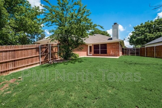 Building Photo - 8101 Hyde Park Dr