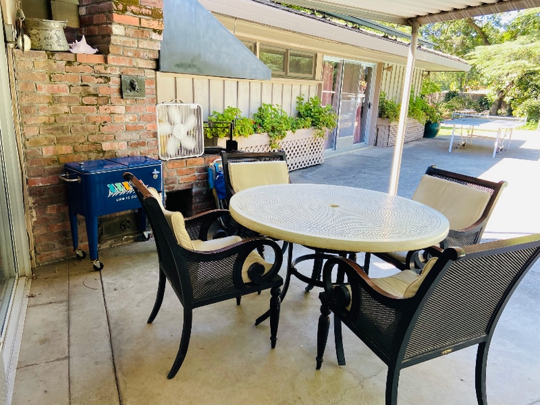 Building Photo - 914 Arbutus Ave