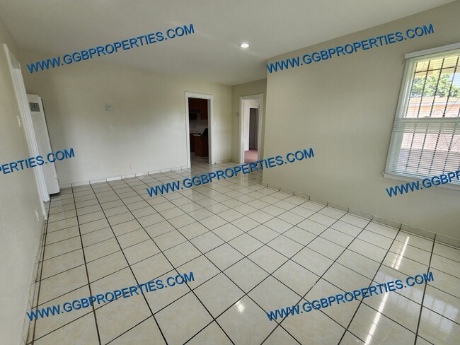 Building Photo - 253/255 E 67th Way