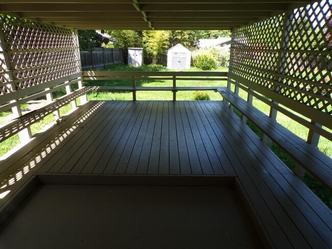 Building Photo - 11865 SW Ebberts Ct