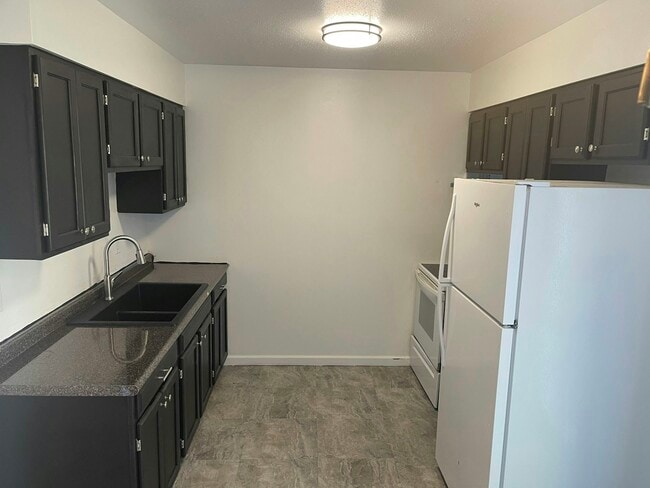 Building Photo - 4161 W Ridge Rd