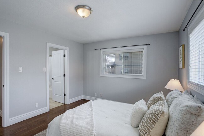 Building Photo - 4 Bed | 2 Bath | Spacious Backyard | Prime...