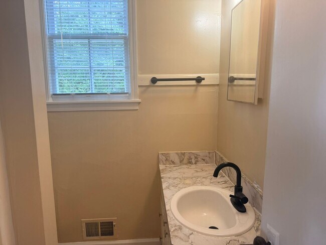 Building Photo - 3- bedroom 2 bathroom HEATHWOOD AREA!!