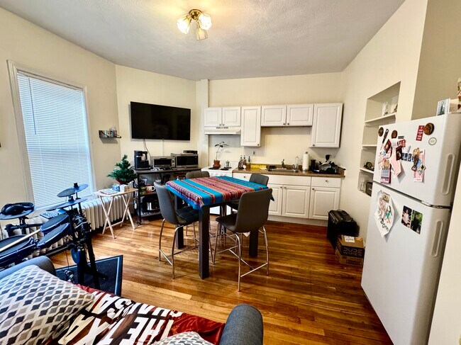 KITCHEN/LIVING ROOM - 606 Main St