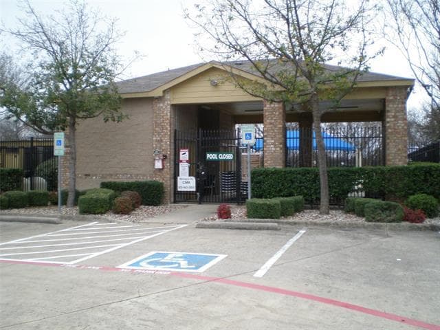 Building Photo - 2213 Willow Dr
