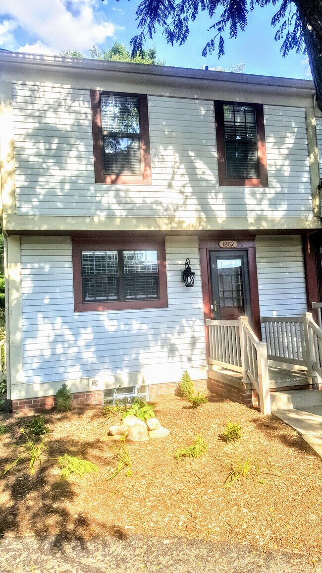 Building Photo - 1862 Beechwood Ave NE