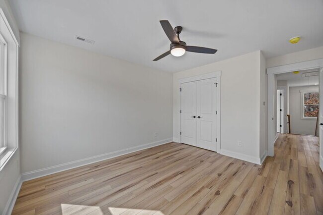 Building Photo - 387 Lake Farm Dr