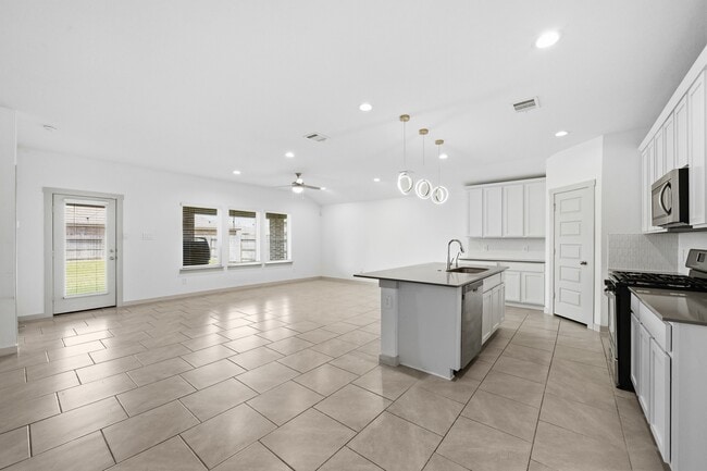 Building Photo - 818 Starcross Bnd Dr