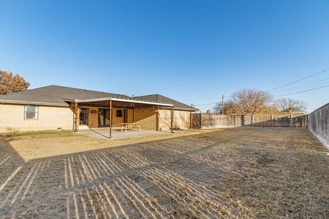 Building Photo - 3701 Oakmont Dr