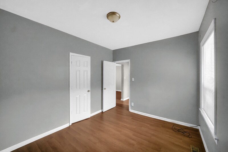 Building Photo - 1126 E 81st Pl