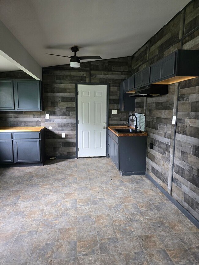 Building Photo - Super Nice 3BD/1BA Home section 8 Welcomed