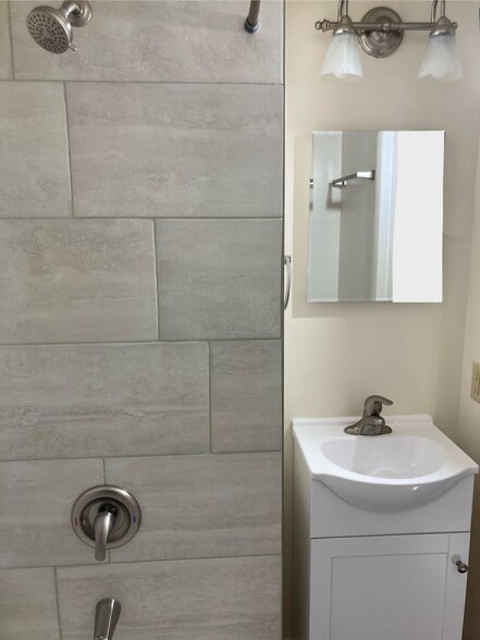 Building Photo - 600 Broad St