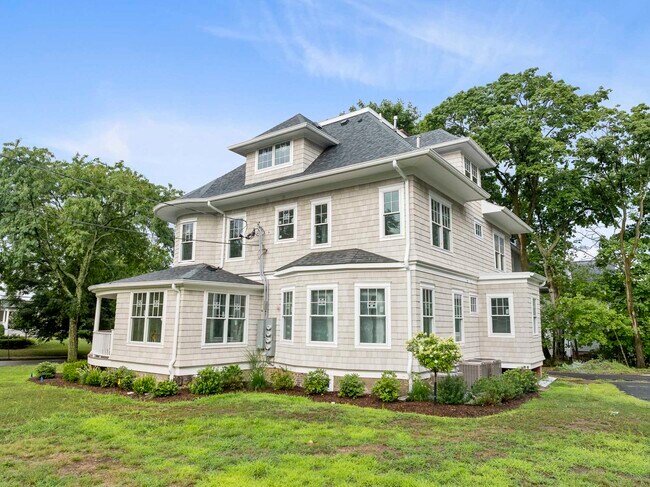 Building Photo - 389 Spring Ave