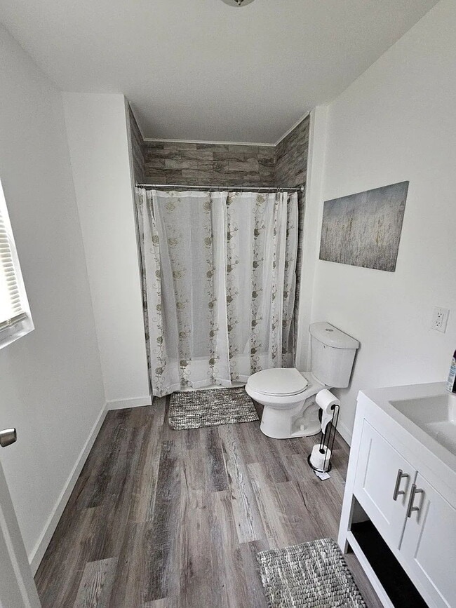 Building Photo - Luxurious 6-Bedroom Haven with Updated Ele...