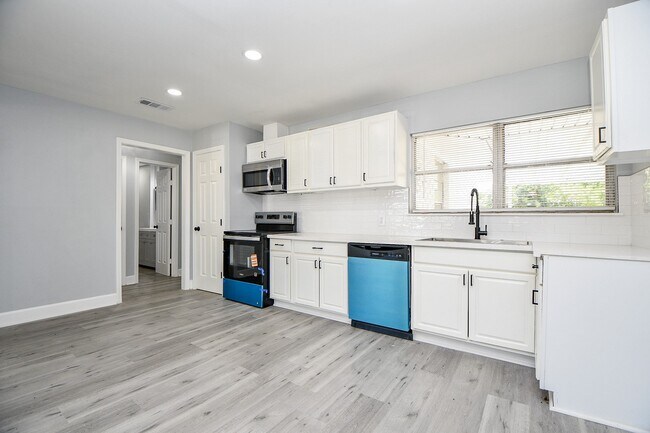 Building Photo - 5429 De Lange Ln