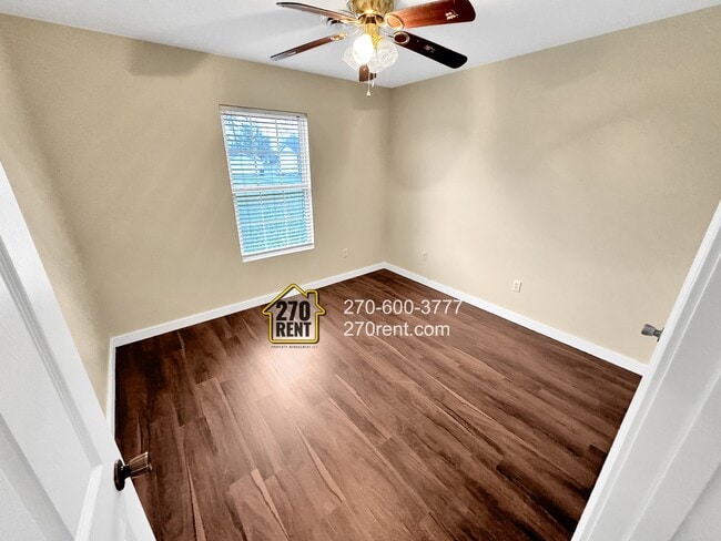 Building Photo - 403 E 7th St