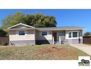 Building Photo - 906 N 23rd St