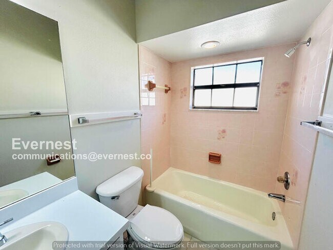 Building Photo - 6 Bed/4 Bath Home with Garage / Pet-Friendly / Available Now!