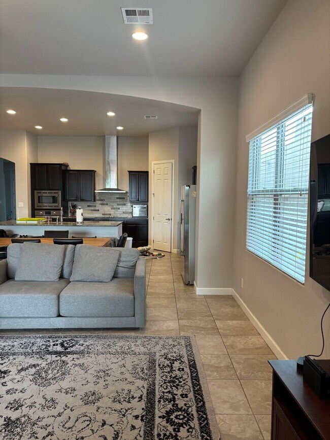 Building Photo - Charming 4 Bedroom 2.5 bath house in a Gat...