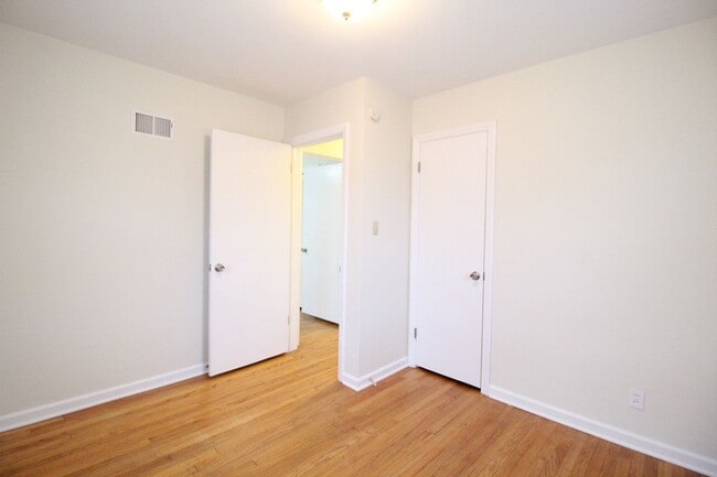 Building Photo - 2 Bedroom 1 Bath Home In Mission Kansas