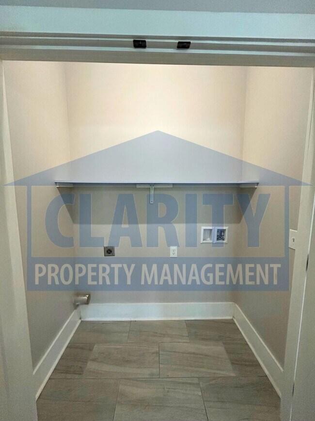 Building Photo - Modern townhome w/ master-on-main!