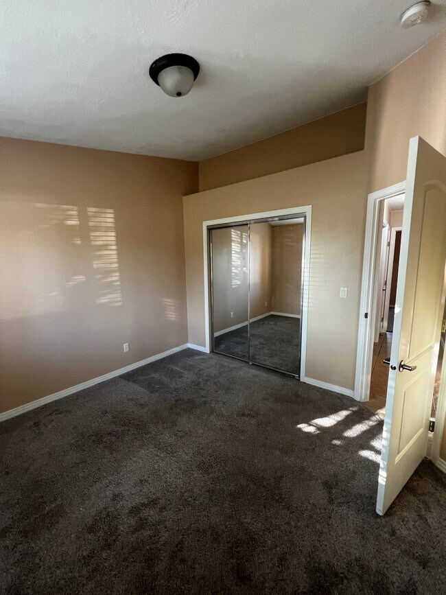 Building Photo - 1630 E 2450 S