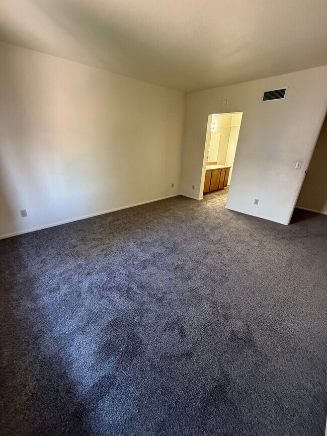 Building Photo - APARTMENT FOR RENT