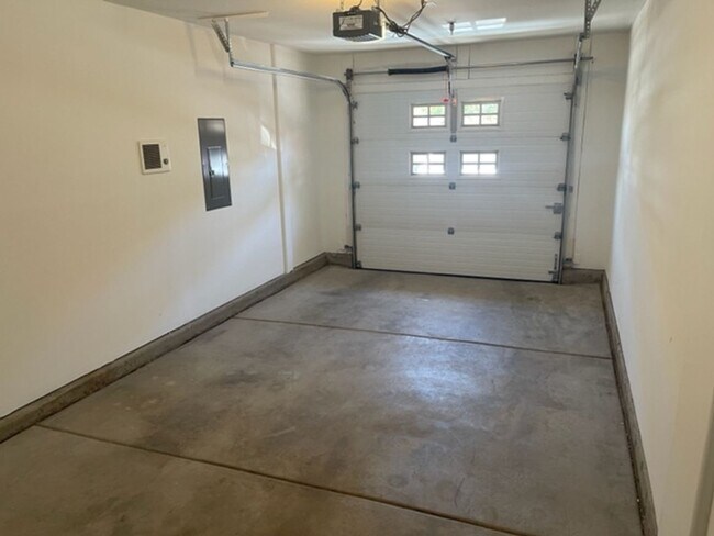 Building Photo - 3 bedroom 2.5 bathroom Townhome