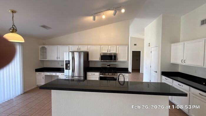 Building Photo - 1910 E Vineyard Rd