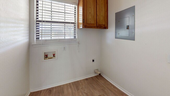 Building Photo - 802 Hackberry St