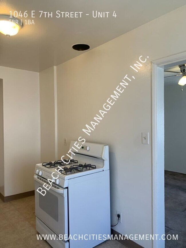 Building Photo - 1046 E 7th St