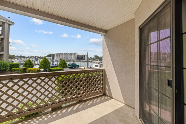 Primary Photo - 401 Harbour Point