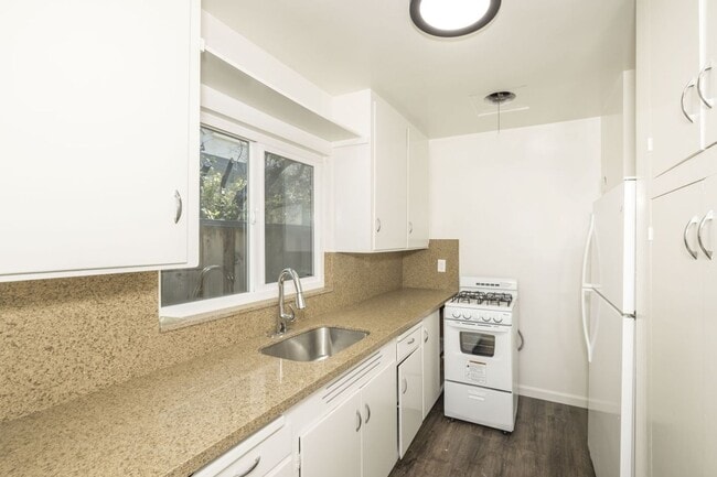 Building Photo - 691 Roble Ave