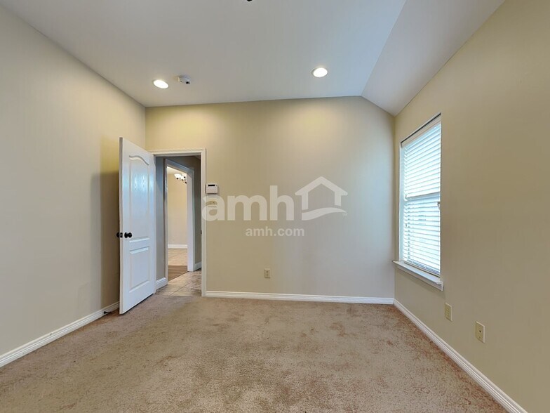 Building Photo - 304 Autumn Trail