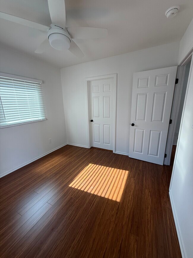 Building Photo - 433 Linda Rosa Ave