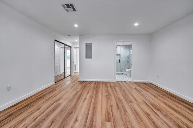 Building Photo - 11845 Hamlin St