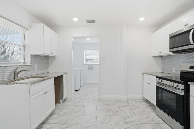 Building Photo - 3822 W Calgary Ct