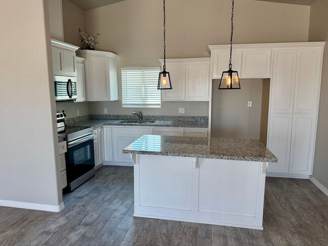 Building Photo - Enjoy the afternoon views in the 3 Bedroom...