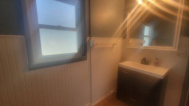 Building Photo - 1020 5th St