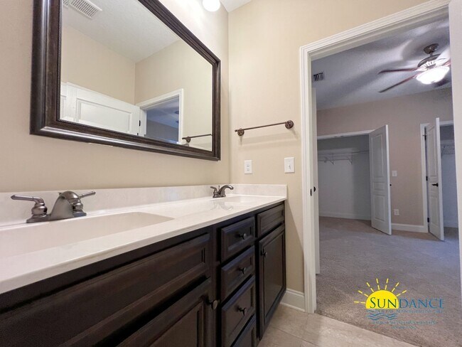 Building Photo - Gorgeous 4 Bedroom Home in FWB!