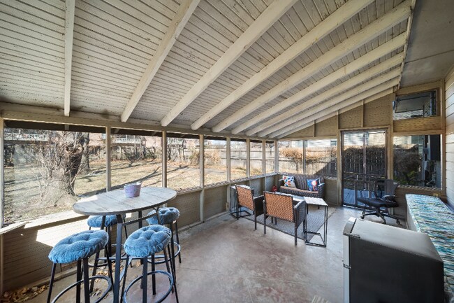 Building Photo - 1206 Oakwood Dr