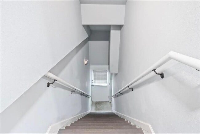 Building Photo - 117 Emma St