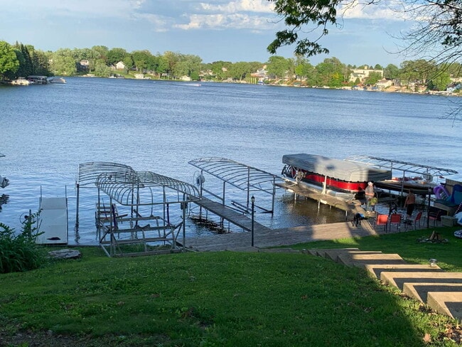 Building Photo - Quaint 2 bedroom, plus den, 1 bath on Okauchee Lake Appliances included: Microwave, Stove, Refrig...