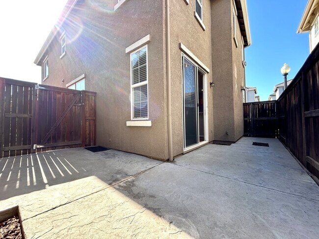 Building Photo - Beautiful 3 Bedroom Located in Roseville Strada Community!