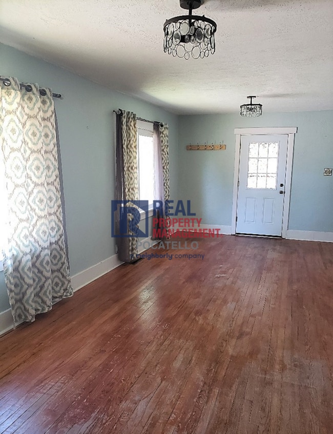 Building Photo - 605 S 11th Ave