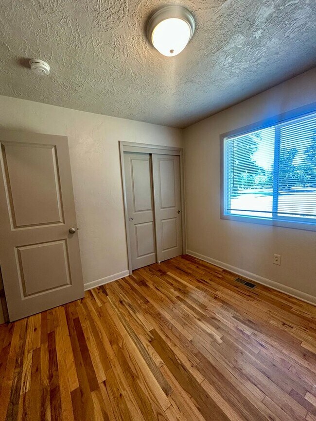 Building Photo - Three Bedroom Home (NE Salem)- W/D Hookup & Fenced Backyard